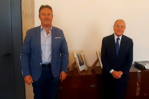 L'associazione "Montalto e Pescia legate insieme" consegna il volume "Storia di un territorio" a Gianni Letta