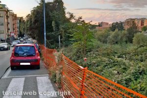 Viterbo - I lavori sul marciapiede di via Belluno