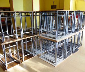 I nuovi banchi di scuola e le sedie