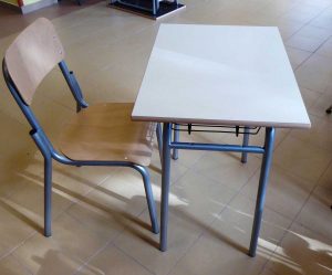 I nuovi banchi di scuola e le sedie