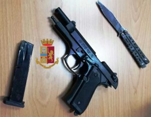 Napoli - 34enne si dà alla fuga in sella a un motorino rubato e con una pistola giocattolo