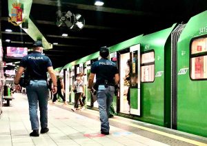 Milano - Controlli della polizia alle stazioni della metropolitana