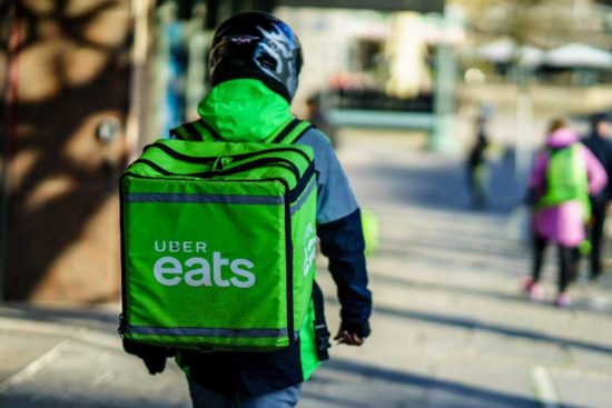 Un rider di Uber Eats