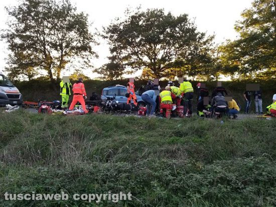 Bagnoregio - Auto si schianta contro due moto