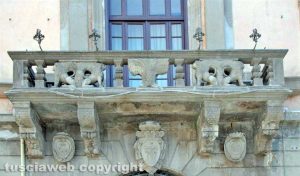 Viterbo - Il balcone di piazza del comune
