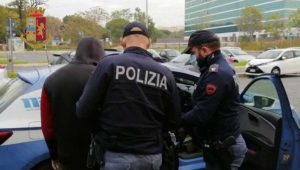 Pestaggi a gruppi rivali e a sfondo razziale, arrestati 4 rapper