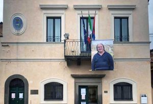 Villa San Giovanni in Tuscia - Il volto di Maurizio Cupelli sul palazzo comunale