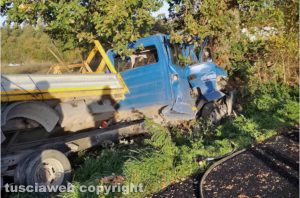 San Lorenzo Nuovo - Camion contro albero sulla Cassia Nord