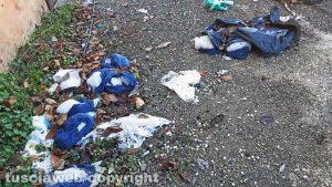 Caprarola - Discarica a cielo aperto alla riserva lago di Vico