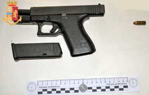La pistola sequestrata dalla polizia