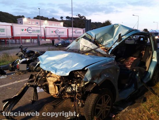 Bagnoregio - Auto si schianta contro due moto