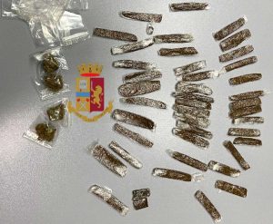 Napoli - La droga nascosta in un muretto