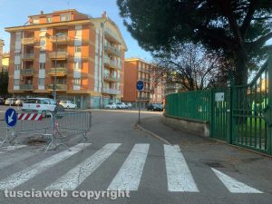 Le transenne in mezzo alla strada davanti all'infanzia dell'Ellera
