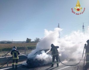 Civitavecchia - Auto in fiamme sulla strada provinciale E80