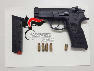 Casandrino - La pistola usata per la rapina