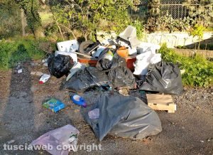 Viterbo - Cumulo di rifiuti al quartiere Ellera