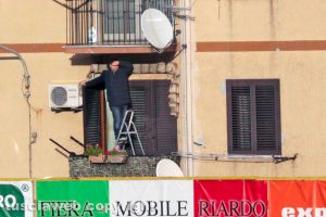 Sport - Calcio - Il tifoso sulla scaletta