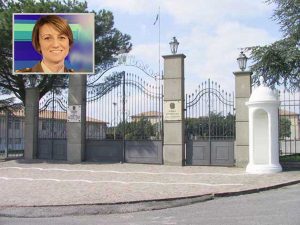 L'ingresso della scuola sottufficiali dell'Esercito e nel riquadro la maggiore Giulia Cornacchione