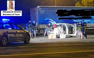 Orvieto - La polizia stradale sequestra 11 chili di marijuana sull'A1