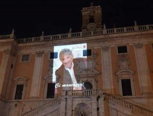 La foto di Gigi Proietti proiettata sul Campidoglio