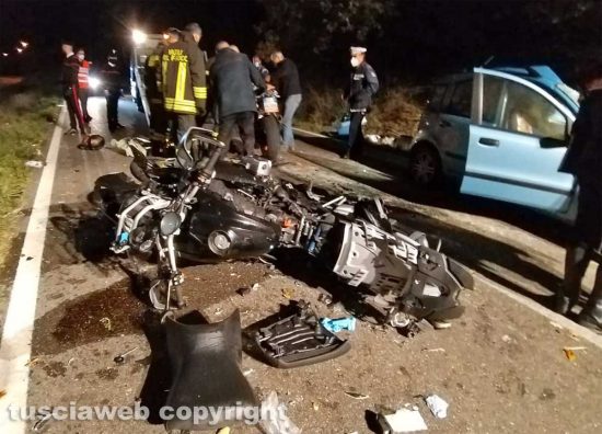 Bagnoregio - Auto si schianta contro due moto