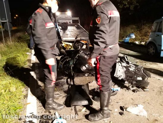 Bagnoregio - Auto si schianta contro due moto