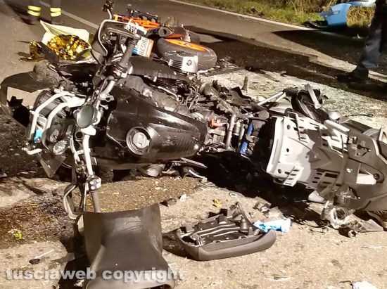 Bagnoregio - Auto si schianta contro due moto