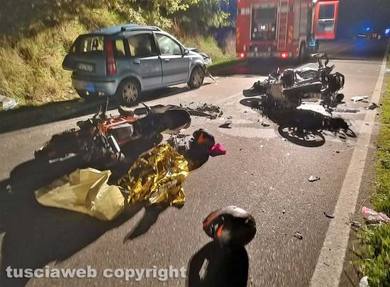 Bagnoregio - Auto si schianta contro due moto