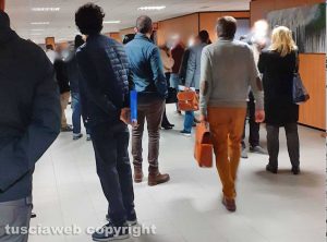 Assembramenti nei corridoi del tribunale