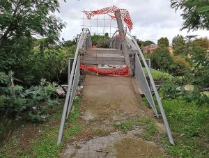Montalto di Castro - Il ponte pedonale chiuso