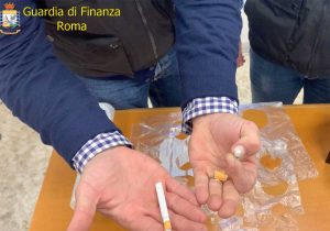 Roma - Guardia di finanza - Droga nascosta nelle sigarette