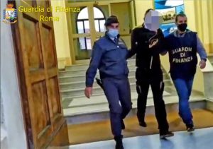 Guardia di finanza - Marijuana nascosta in pentole a pressione - Arrestato