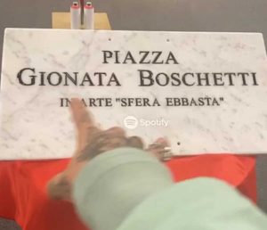 Cinisello Balsamo - La targa dedicata a Sfera Ebbasta