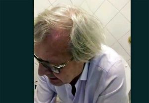 Vittorio Sgarbi collegato dal bagno