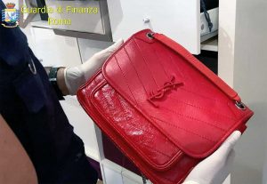 Roma - Finanza - Sequestrati 600 pezzi contraffatti, tra borse, cinture e portafogli