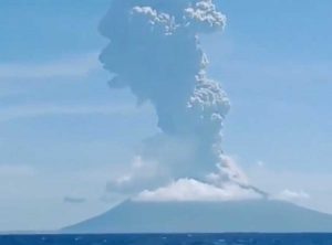 Indonesia, l'eruzione del vulcano Mount Ili Lewotolok