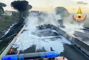 Empoli - Autocisterna in fiamme sulla superstrada Fi-Pi-Li