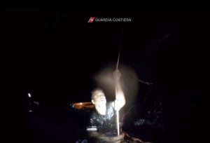 Lampedusa - Si ribalta imbarcazione con 31 migranti a bordo