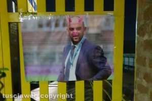 Viterbo - Uno dei cartelli contro Diego Foresti, ex dg della Viterbese
