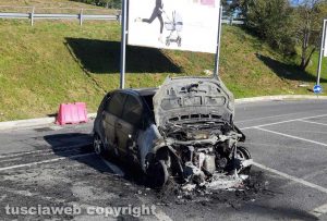 Viterbo - Auto a fuoco all'ospedale Belcolle
