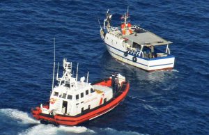 La guardia costiera intercetta il peschereccio tunisino
