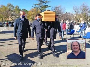 Villa San Giovanni in Tuscia - I funerali di Maurizio Cupelli (nel riquadro)