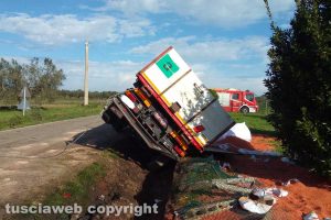 Tuscania - Camion perde il controllo e finisce in una cunetta