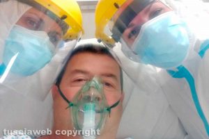 Viterbo - Stefano Mei e il personale sanitario di Belcolle