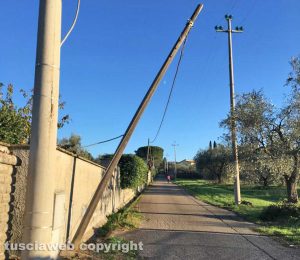 Palo telefonico pericolante a Ponte di Cetti