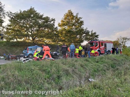 Bagnoregio - Auto si schianta contro due moto
