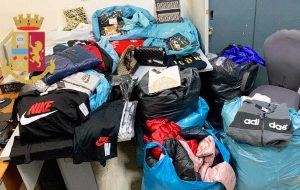 Napoli - Polizia - I capi d'abbigliamento contraffatto