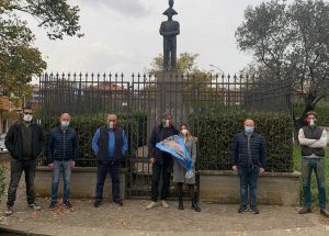Una delegazione di FdI davanti al monumento al carabiniere