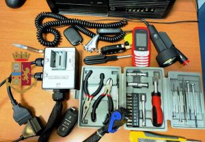 Napoli - Trovati con una centralina, due chiavi telecomando e diversi attrezzi atti allo scasso