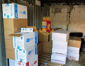 Napoli - Arrestati due uomini perché trovati con 325 chili di sigarette